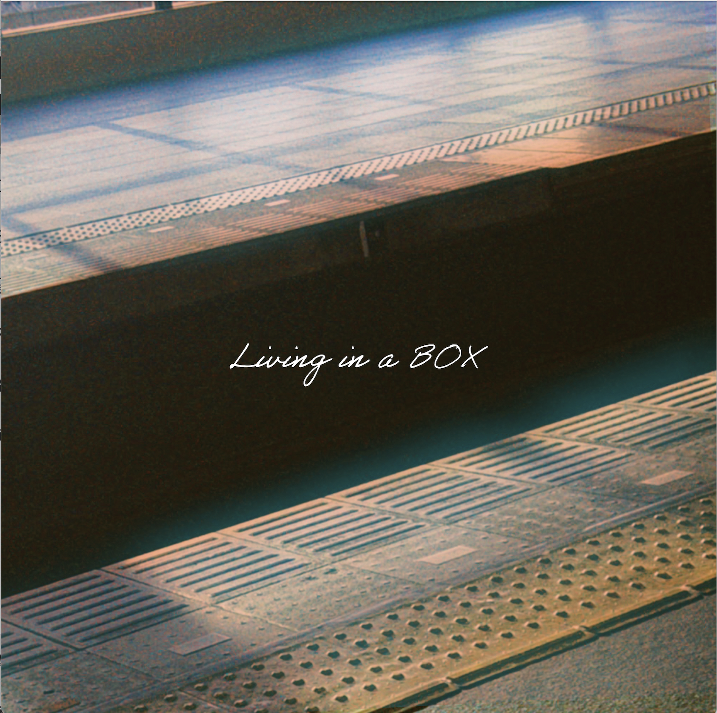 【4月27日（月）発売】Living in a BOX